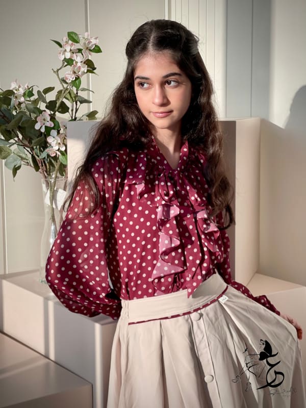 قميص من الشيفون وتنورة الماس