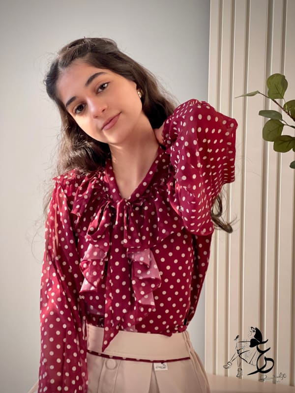 قميص من الشيفون وتنورة الماس