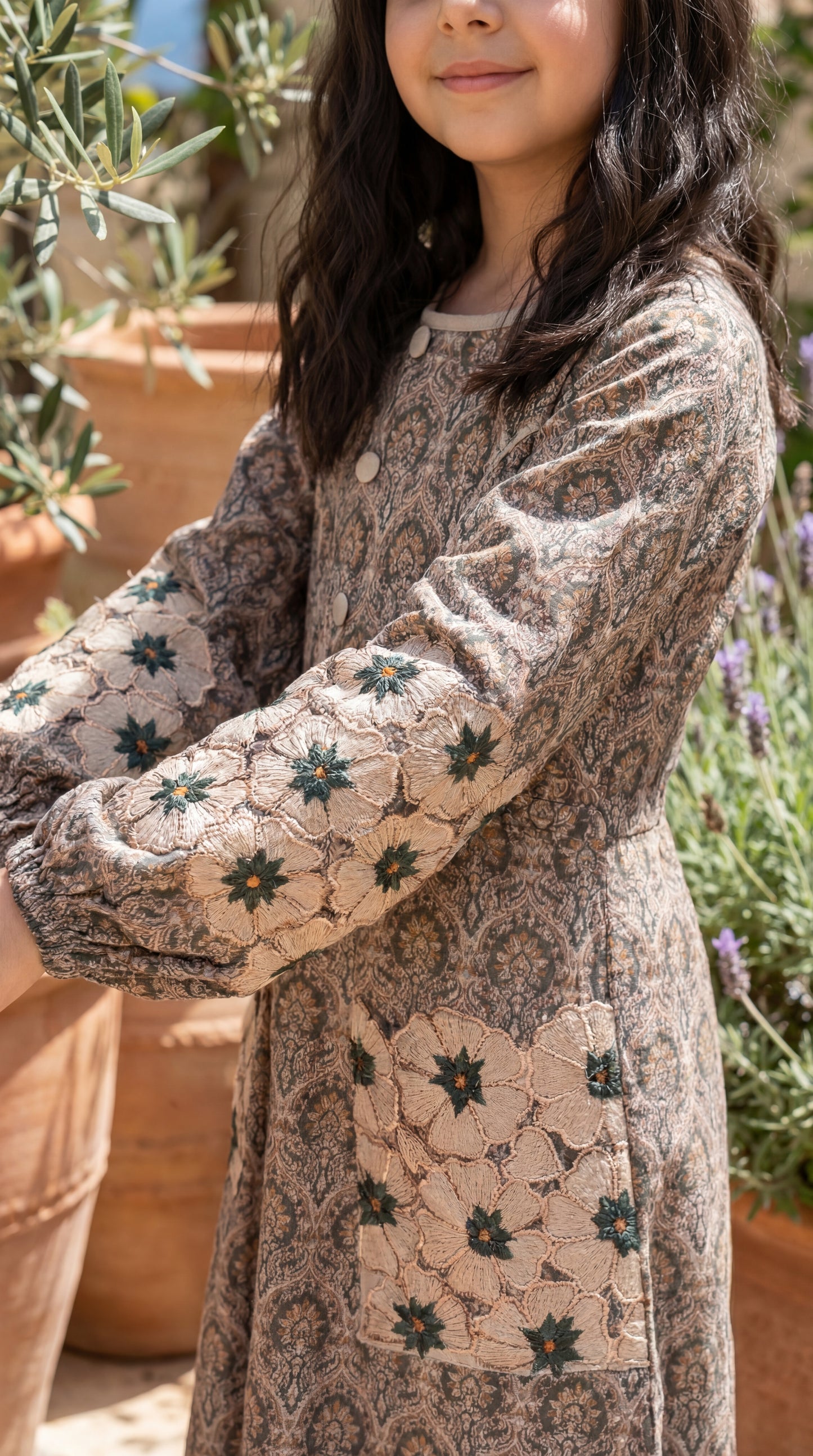 فستان قطن مع تطريز مفرغ  ودمج الساده